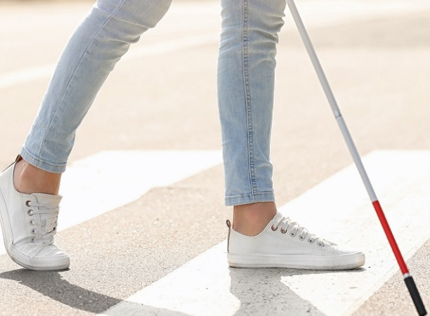 A visually impaired girl crossing the road with the support of an accessibility solution